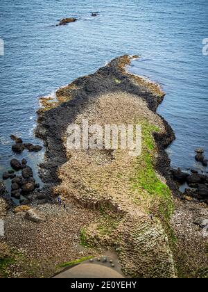 Irlande du Nord, Royaume-Uni. La chaussée de Giant par le haut. Formations géologiques naturelles uniques de roches de basalte volcanique, ressemblant à des pavés ou à des organes pi Banque D'Images