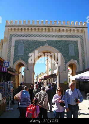 Bab Boujloud - l'ancienne porte de Fès, au Maroc Banque D'Images