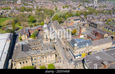 Photo aérienne du village de Morley à Leeds, West Yorkshire au Royaume-Uni, montrant une vue aérienne de drone de la rue principale et de la vieille mairie historique Banque D'Images