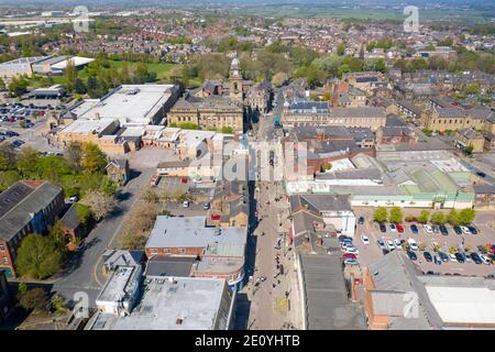 Photo aérienne du village de Morley à Leeds, West Yorkshire au Royaume-Uni, montrant une vue aérienne de drone de la rue principale et de la vieille mairie historique Banque D'Images