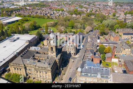 Photo aérienne du village de Morley à Leeds, West Yorkshire au Royaume-Uni, montrant une vue aérienne de drone de la rue principale et de la vieille mairie historique Banque D'Images