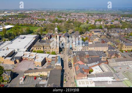 Photo aérienne du village de Morley à Leeds, West Yorkshire au Royaume-Uni, montrant une vue aérienne de drone de la rue principale et de la vieille mairie historique Banque D'Images