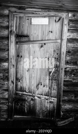 La vieille porte de rickety d'une maison en bois. Photo en noir et blanc. Banque D'Images
