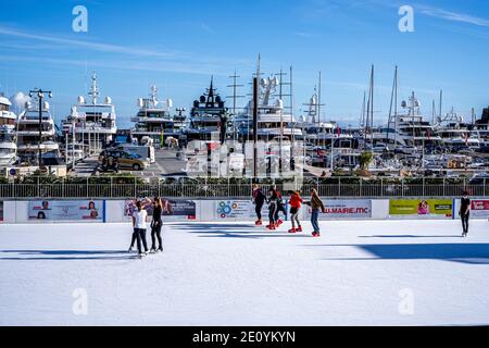 Monte Carlo, Monaco - 14 décembre, 2020 personnes patinoires sur le marché de Noël. Marché traditionnel chaque hiver dans le port dans le centre-ville. Photo de haute qualité Banque D'Images