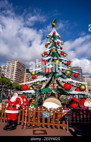 Monte Carlo, Monaco - 14 décembre, 2020 personnes patinoires sur le marché de Noël. Marché traditionnel chaque hiver dans le port dans le centre-ville. Bonjour Banque D'Images