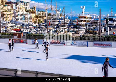 Monte Carlo, Monaco - 14 décembre, 2020 personnes patinoires sur le marché de Noël. Marché traditionnel chaque hiver dans le port dans le centre-ville. Photo de haute qualité Banque D'Images