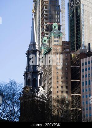 New York City, NY (Etats-Unis) - 16 novembre 2019 : l'église New York Trinity Church devant les gratte-ciels de Manhattan Banque D'Images