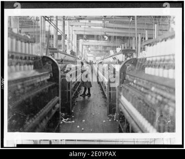 Petit spinner dans Mollahan Cotton Mills, Newberry, S.C. beaucoup d'autres aussi petits. 3-08 décembre témoin Sara R. Hine. Banque D'Images