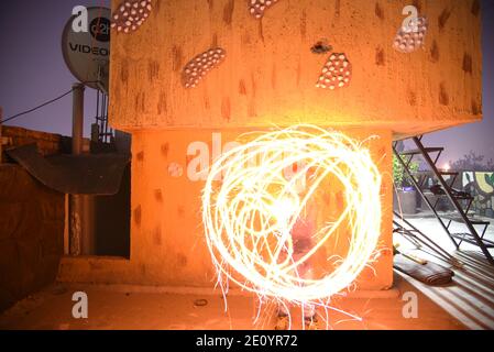 Feux d'artifice du ciel ciel ciel incroyable pendant la fête religieuse indienne de Diwali / Depawali à New Delhi, Inde Banque D'Images