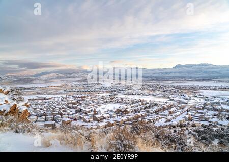 Vue panoramique sur le quartier dans la vallée contre la nature pittoresque paysage Banque D'Images