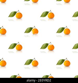 motif sans couture tangerine avec feuilles vertes sur fond blanc. Concept d'été minimal. Banque D'Images