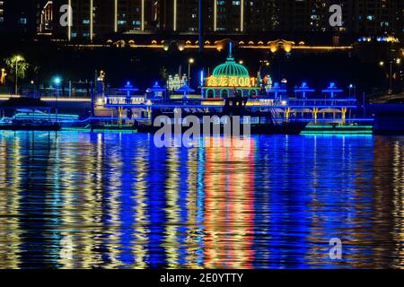 Blagoveshchensk, Russie - 25 juin 2020 : vue de la ville chinoise de Heihe depuis le remblai de la ville de Blagoveshchensk. Lumières de la ville nocturne Banque D'Images