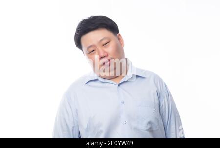 Portrait de jeune homme d'affaires asiatique gras avec visage drôle isolé sur fond blanc. Banque D'Images