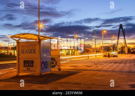 Refuge de bus en bord de mer à Southport, Merseyside. Météo au Royaume-Uni : 3 janvier 2021 hiver froid commencez à la journée comme la pluie gelée de nuit fait pour les chemins et les routes glissants. Crédit; MediaWorldImages/AlamyLiveNews Banque D'Images