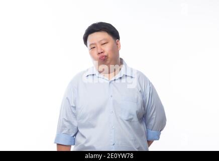 Portrait de Fat asiatique homme d'affaires avec visage drôle isolé sur fond blanc. Banque D'Images