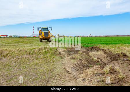 Dump Truck est en transport sur chantier, passant au-dessus. Banque D'Images