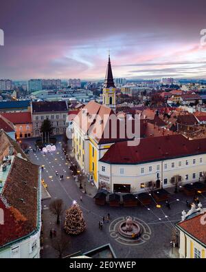 Photo aérienne du vieux centre-ville de Szekesfehervar en Hongrie. Les anciens bâtiments historiques étonnants comprennent des églises, des statues et des monuments. Banque D'Images