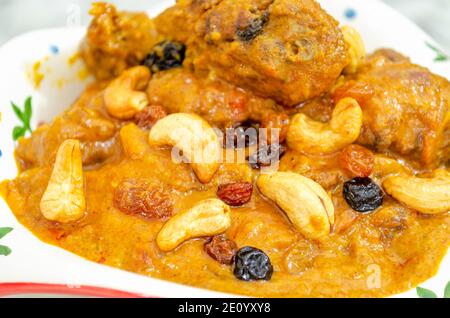 Gros plan d'un très bon curry de poulet ajouté à la noix de cajou noix et raisins secs Banque D'Images