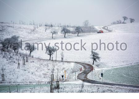 Coburg, Allemagne. 03ème janvier 2021. Un début de journée neigeux près de Coburg en Bavière ; l'Allemagne quand les températures chutent et qu'un camion serpente sur une route de campagne en haute-Franconie. Les prévisions pour les jours à venir sont pour le temps froid mais sec, couvert. Crédit : ClearPix/Alay Live News Banque D'Images