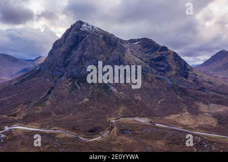 Drone volant image spectaculaire du paysage de Buachaville Etive Mor and Montagnes et vallées environnantes dans les Highlands écossais en hiver jour Banque D'Images