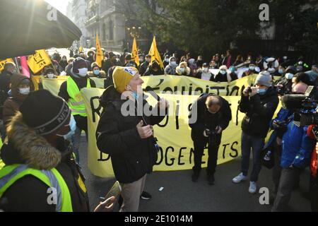 Le président de l'association française de droit au logement (DAL, droit au logement) Jean-Baptiste Eyraud se joint aux manifestants lors de la manifestation à BD St Germain pour demander au ministère du logement de demander des logements vides à Paris, France, le 02 janvier 2021. Photo par Karim ait Adjedjou/avenir Pictures/ABACAPRESS.COM Banque D'Images