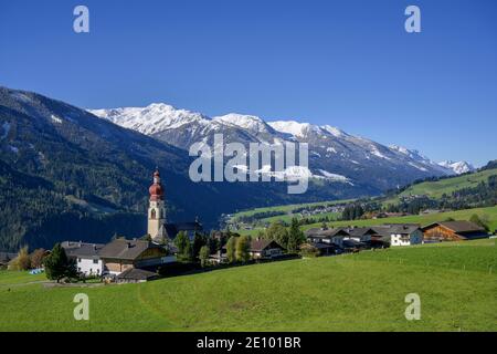 Vue sur le village d'Asch, Anras, Tyrol, Autriche, Europe Banque D'Images