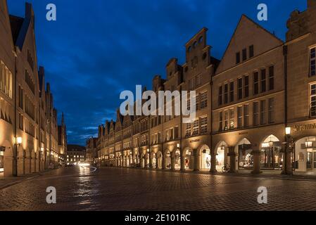 Maisons à pignons historiques illuminées le soir à l'heure bleue, Prinzipalmarkt, Münster, Rhénanie-du-Nord-Westphalie, Allemagne, Europe Banque D'Images