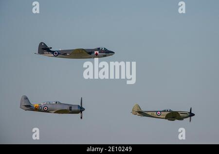 Hawker Sea Hawk, Hawker Sea Fury et Supermarine Seafire en vol dans les marquages de la Marine royale, Cambridgeshire, Angleterre, Royaume-Uni, Europe Banque D'Images