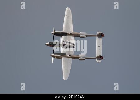 Lockheed P-38 avion Lightning en vol, Cambridgeshire, Angleterre, Royaume-Uni, Europe Banque D'Images