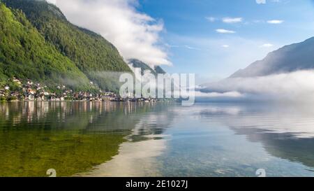 Vue sur le lac Hallstatt à Hallstatt, haute-Autriche, Autriche, Europe Banque D'Images