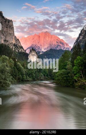 Entrée au Gesäuse en soirée, rivière Enns, Großer Ödstein en arrière-plan, Hochtor, Hochtor Group, Parc National du Gesäuse, Styrie, Autriche, Banque D'Images