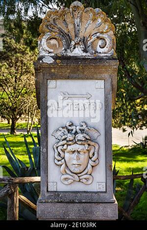 Colonne avec un visage et l'inscription Al Teatro, signe au théâtre, complexe du temple de Segesta, province de Trapani, Sicile, Italie, Europe Banque D'Images