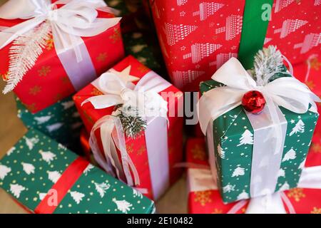 Une pile de cadeaux de Noël rouge et vert colorés emballage avec rubans Banque D'Images