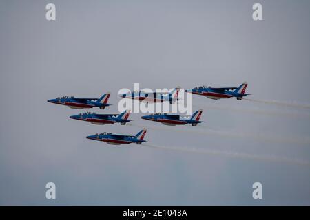 Dassault/Dornier Alpha Jet six avions en vol de l'équipe d'exposition de la Patrouille de France, Cambridgeshire, Angleterre, Royaume-Uni, Europe Banque D'Images