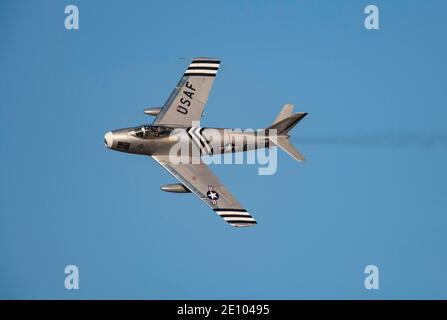 Avion F-86 Sabre nord-américain en vol aux Etats-Unis marquage de l'aviation, Cambridgeshire, Angleterre, Royaume-Uni, Europe Banque D'Images