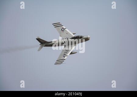 Avion F-86 Sabre nord-américain en vol aux Etats-Unis marquage de l'aviation, Cambridgeshire, Angleterre, Royaume-Uni, Europe Banque D'Images