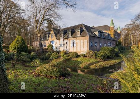 Geldern - vue sur l'extérieur de bailey et le manoir amarré au château de Walbeck, Rhénanie du Nord Westphalie, Allemagne, 19.12.2020 Banque D'Images