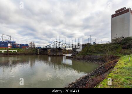 Krefeld-Linn - vue de Turnbridge reflétée dans l'eau, Rhénanie-du-Nord Westphalie, Allemagne, 17.12.2020 Banque D'Images