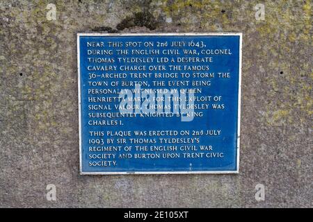 Plaque de la Guerre de Sécession sur le pont Trent (c.1864) et la rivière Trent, Burton upon Trent, (Burton-on-Trent ou Burton), Staffordshire, Royaume-Uni. Banque D'Images