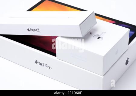 Apple crayon, AirPods Pro, iPad Pro boîtes isolées sur fond blanc, décembre 2020, San Francisco, Etats-Unis Banque D'Images