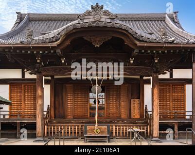 tokyo, japon - novembre 05 2020: Architecture en bois de la salle principale ou hondo du temple Tamonji désigné propriété culturelle tangible de Sumida W. Banque D'Images