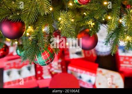 arrière-plan de l'arbre de noël avec des cadeaux colorés, cadeau du nouvel an Banque D'Images