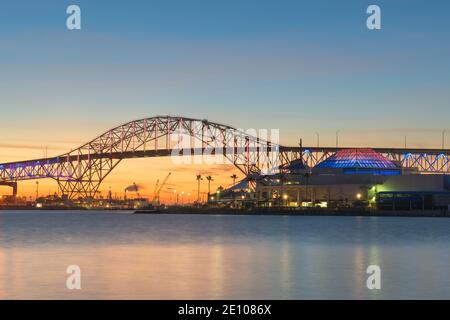 Corpus Christi, Texas, États-Unis au pont du port de Corpus Christi au crépuscule. Banque D'Images