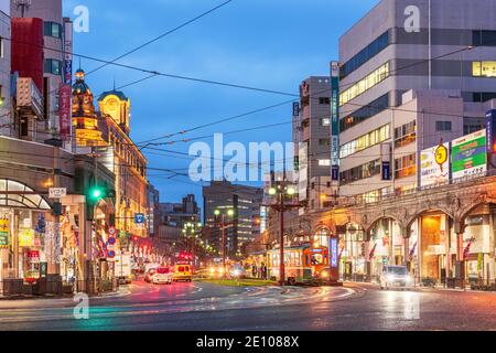 KAGOSHIMA, JAPON - 10 DÉCEMBRE 2015 : magasins et routes du centre-ville de Kagoshima au crépuscule. Banque D'Images