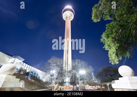SAN ANTONIO, TEXAS - 31 JANVIER 2018 : Tour des Amériques de nuit. La tour d'observation de 750 pieds (229 mètres) a été ouverte en 1968. Banque D'Images