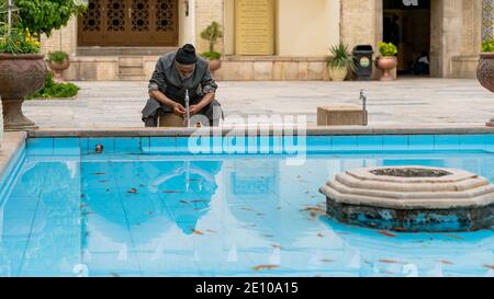 Shiraz, Iran - Mai 2019 : homme musulman prenant l'ablution pour la prière Banque D'Images