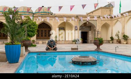 Shiraz, Iran - Mai 2019 : homme musulman prenant l'ablution pour la prière Banque D'Images