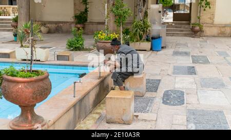 Shiraz, Iran - Mai 2019 : homme musulman prenant l'ablution pour la prière Banque D'Images