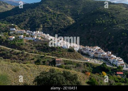 Promenez-vous dans les rues blanches de la municipalité de Salares, dans la province de Malaga, en Andalousie Banque D'Images