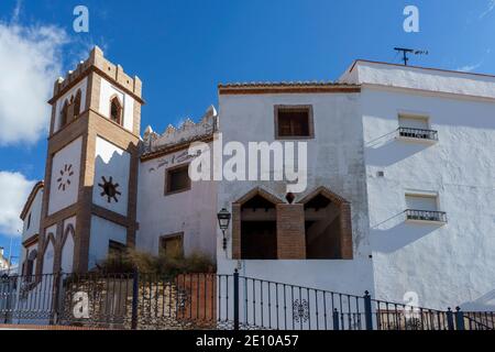 Promenez-vous dans les rues blanches de la municipalité de Salares, dans la province de Malaga, en Andalousie Banque D'Images